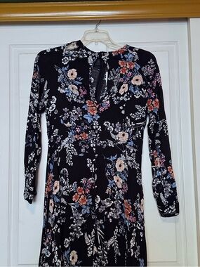 Women's Black Floral Long-Sleeve Midi Dress